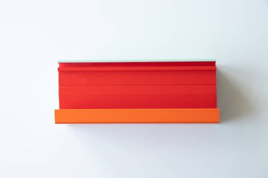 Örnek olarak alüminyum pencere çerçevesi, bölüm penceresi, fabrikadan boyanmış pencere profili