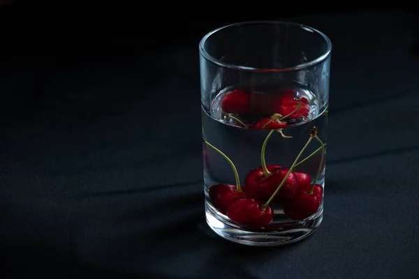 Cerezas Vaso Agua Sobre Fondo Negro Sobre Mesa Fondo Fruta — Foto de Stock