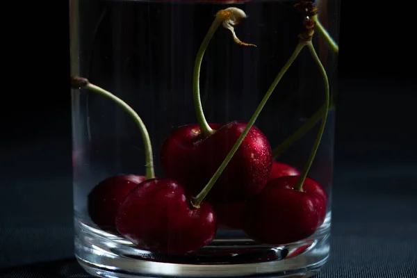 Cerezas Vaso Agua Sobre Fondo Negro Sobre Mesa Fondo Fruta —  Fotos de Stock