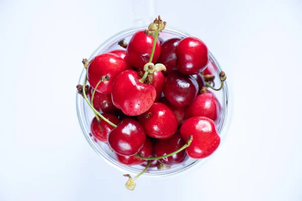 Taza Llena Cerezas Cerezas Dulces Una Taza Sobre Mesa —  Fotos de Stock