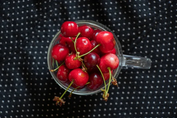 Tazza Piena Ciliegie Ciliegie Dolci Una Tazza Sul Tavolo — Foto Stock