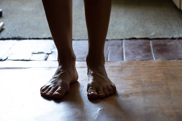 Frauenfüße Auf Dem Alten Boden Barfuß Dunkeln Körperteile Beine — Stockfoto