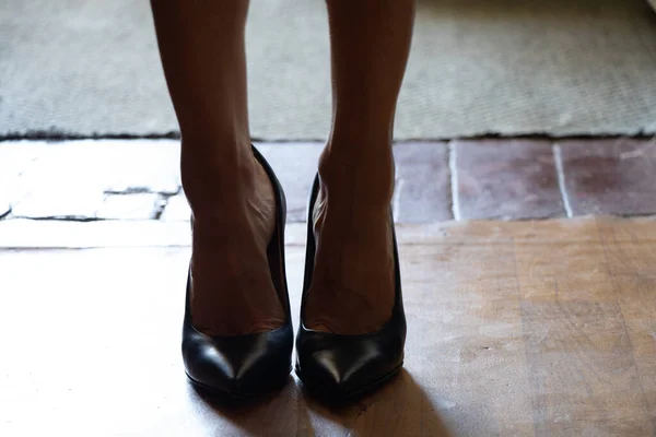 Pés Femininos Chão Escuro Casa Sapatos Pretos Salto Alto Uma — Fotografia de Stock