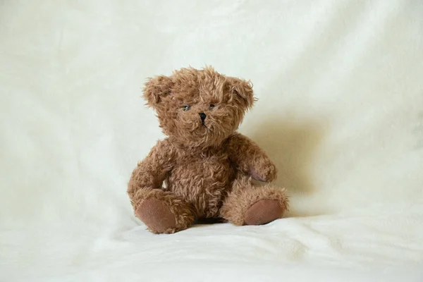 Плюшевый Бурый Медведь Лежит Кровати Детская Игрушка — стоковое фото