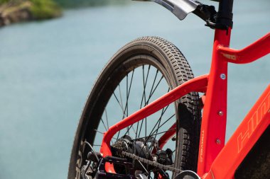 Ukrayna Dnepr 08.05 .2021 - yeni bir kırmızı elektrikli bisiklet taş ocağında duruyor, yeni teknolojiler