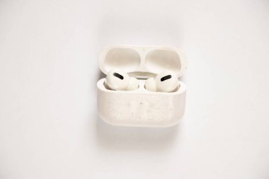 İzole edilmiş arka planda kablosuz kulaklık, kablosuz kulaklık.