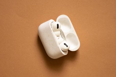 İzole edilmiş arka planda kablosuz kulaklık, kablosuz kulaklık.