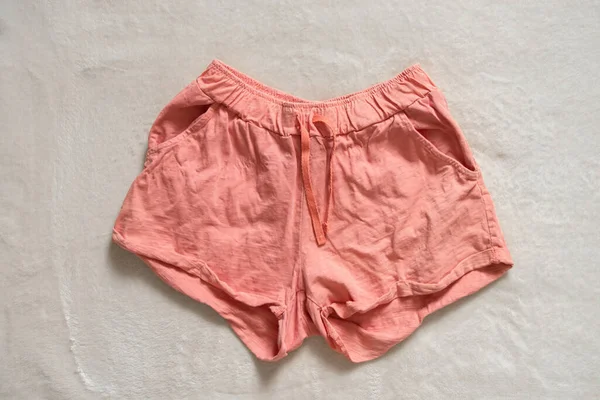 Mulheres Rosa Crumpled Shorts Mentira Fundo Branco Roupas Femininas Moda — Fotografia de Stock