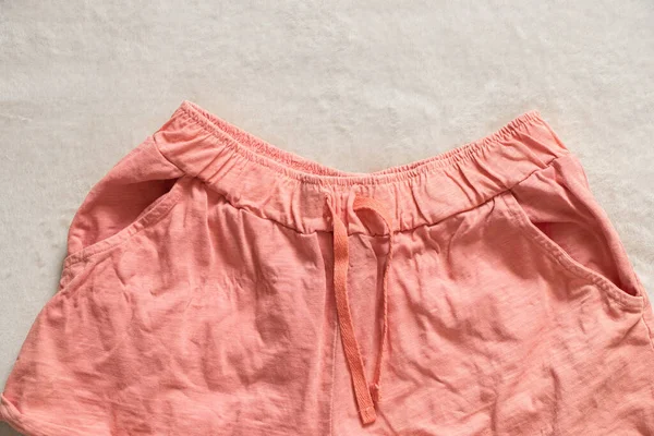 Kvinnors Rosa Skrynkliga Shorts Ligger Vit Bakgrund Kvinnors Kläder Mode — Stockfoto