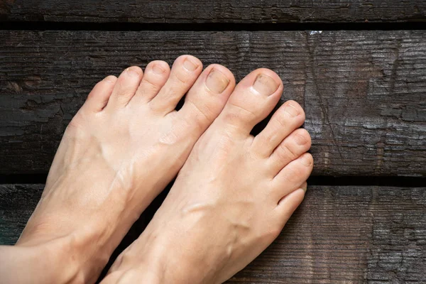 Piedi Nudi Femminili Stare Una Vecchia Tavola Legno Bruciato Piedi — Foto Stock