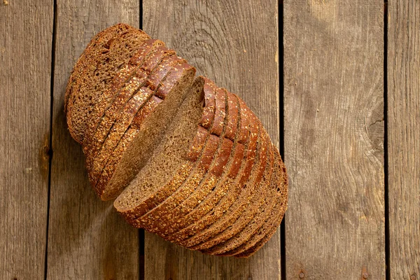 Een Brood Ligt Een Oud Houten Bord Zwart Brood — Stockfoto