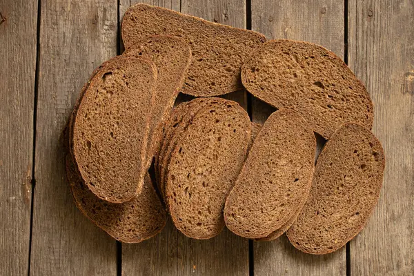 Een Brood Ligt Een Oud Houten Bord Zwart Brood — Stockfoto