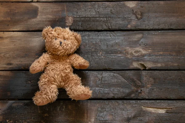 Старый Плюшевый Бурый Медведь Лежит Обожженном Деревянном Полу Детская Игрушка — стоковое фото