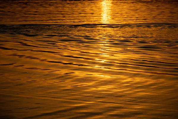 Flod Yta Och Vågor Gyllene Solljus Vid Solnedgången Som Bakgrund — Stockfoto