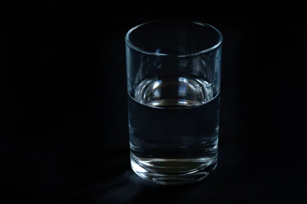 Glas Met Schoon Transparant Water Een Zwarte Ondergrond Tafel Water — Stockfoto