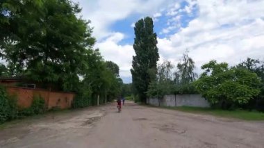 İnsanlar parkta bisiklet sürüyorlar ormanda yol boyunca bisiklet, bisiklet.