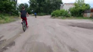 İnsanlar parkta bisiklet sürüyorlar ormanda yol boyunca bisiklet, bisiklet.