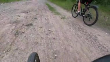 İnsanlar parkta bisiklet sürüyorlar ormanda yol boyunca bisiklet, bisiklet.