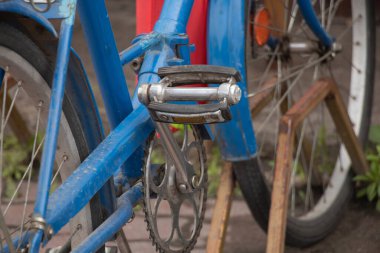 Bahçede eski mavi bisiklet duruyor. Yakın plan, retro bisiklet.