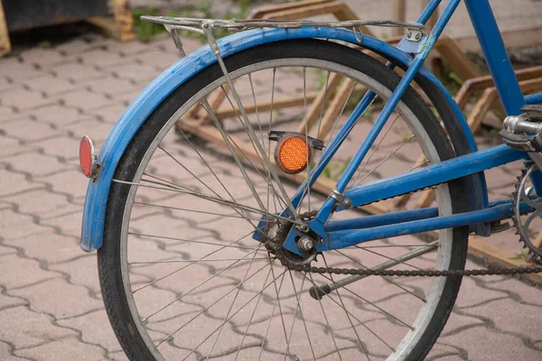 Velha Bicicleta Azul Fica Quintal Close Bicicleta Retro — Fotografia de Stock