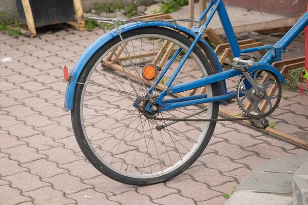 Velha Bicicleta Azul Fica Quintal Close Bicicleta Retro — Fotografia de Stock