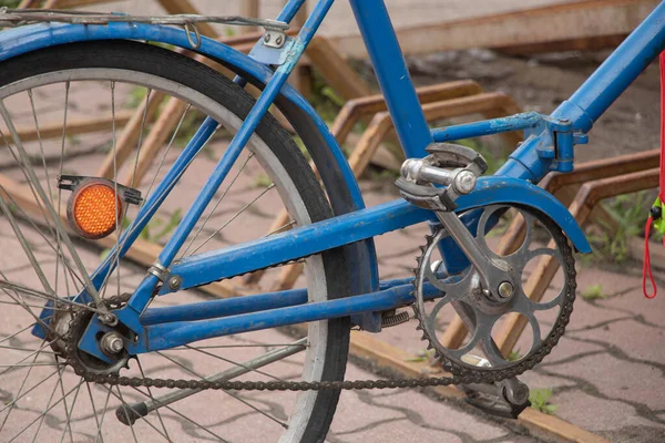 Velha Bicicleta Azul Fica Quintal Close Bicicleta Retro — Fotografia de Stock