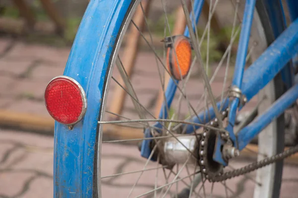 Velha Bicicleta Azul Fica Quintal Close Bicicleta Retro — Fotografia de Stock