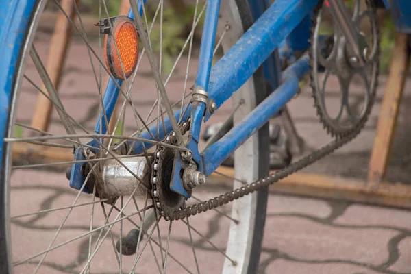 Velha Bicicleta Azul Fica Quintal Close Bicicleta Retro — Fotografia de Stock