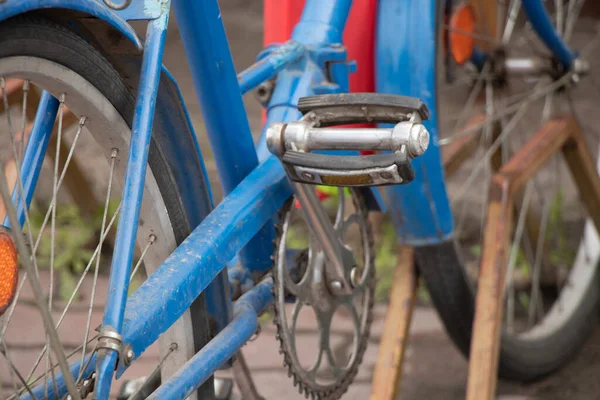 Velha Bicicleta Azul Fica Quintal Close Bicicleta Retro — Fotografia de Stock