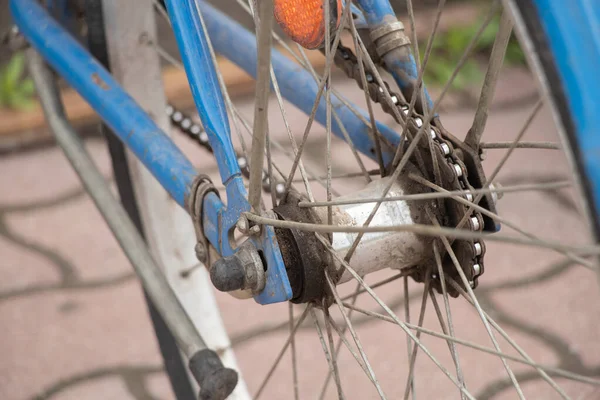 Velha Bicicleta Azul Fica Quintal Close Bicicleta Retro — Fotografia de Stock