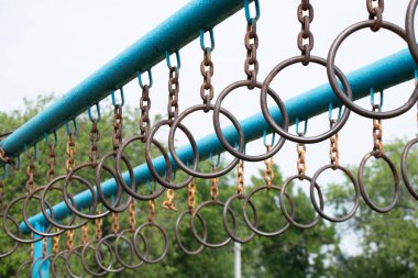 Sokaktaki jimnastik için yatay bir çubuktaki eski paslı halkalar, Ukrayna 'daki spor sahası.