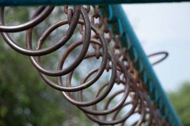 Sokaktaki jimnastik için yatay bir çubuktaki eski paslı halkalar, Ukrayna 'daki spor sahası.