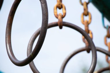 Sokaktaki jimnastik için yatay bir çubuktaki eski paslı halkalar, Ukrayna 'daki spor sahası.