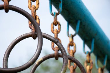 Sokaktaki jimnastik için yatay bir çubuktaki eski paslı halkalar, Ukrayna 'daki spor sahası.