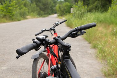 Ukrayna Dnipro 27.06.2021 - parkta yürüyüş için elektrikli bisiklet, şehir elektrikli taşımacılık, çevre dostu ulaşım