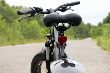 Ukrayna Dnipro 27.06.2021 - parkta yürüyüş için elektrikli bisiklet, şehir elektrikli taşımacılık, çevre dostu ulaşım