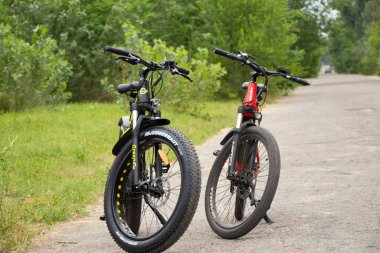 Ukrayna Dnipro 27.06.2021 - parkta yürüyüş için elektrikli bisiklet, şehir elektrikli taşımacılık, çevre dostu ulaşım