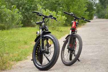 Ukrayna Dnipro 27.06.2021 - parkta yürüyüş için elektrikli bisiklet, şehir elektrikli taşımacılık, çevre dostu ulaşım