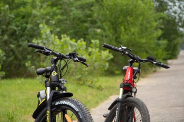 Ukrayna Dnipro 27.06.2021 - parkta yürüyüş için elektrikli bisiklet, şehir elektrikli taşımacılık, çevre dostu ulaşım