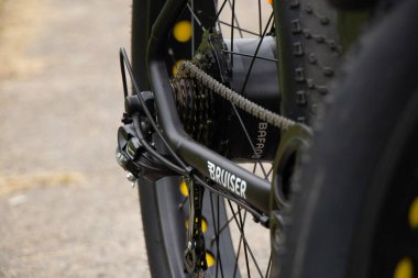 Ukrayna Dnipro 27.06.2021 - parkta yürüyüş için elektrikli bisiklet, şehir elektrikli taşımacılık, çevre dostu ulaşım