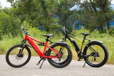 Ukrayna Dnipro 27.06.2021 - parkta yürüyüş için elektrikli bisiklet, şehir elektrikli taşımacılık, çevre dostu ulaşım