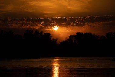 Ukrayna 'da Dinyeper nehrinin kıyısında gün batımı, Ukrayna' da günbatımı