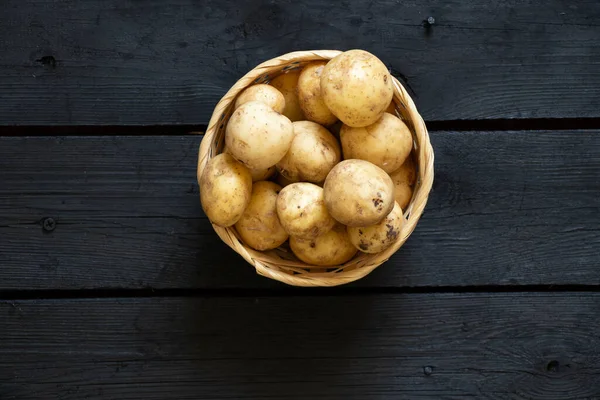 Batatas Cruas Jovens Estão Uma Mesa Madeira Preta Batatas Fundo — Fotografia de Stock