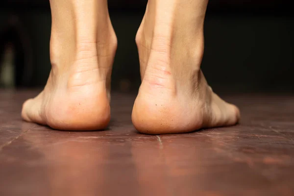 Pieds Nus Féminins Sur Vieux Plancher Bois Maison Pieds Sur — Photo