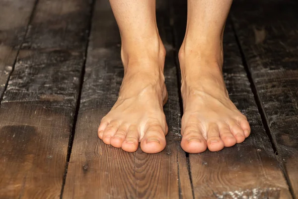 Γυναικεία Γυμνά Πόδια Στο Παλιό Ξύλινο Πάτωμα Του Σπιτιού Πόδια — Φωτογραφία Αρχείου