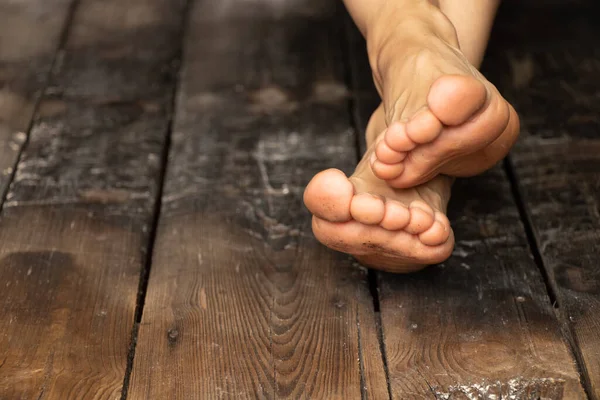 Piedi Nudi Femminili Sul Vecchio Pavimento Legno Della Casa Piedi — Foto Stock