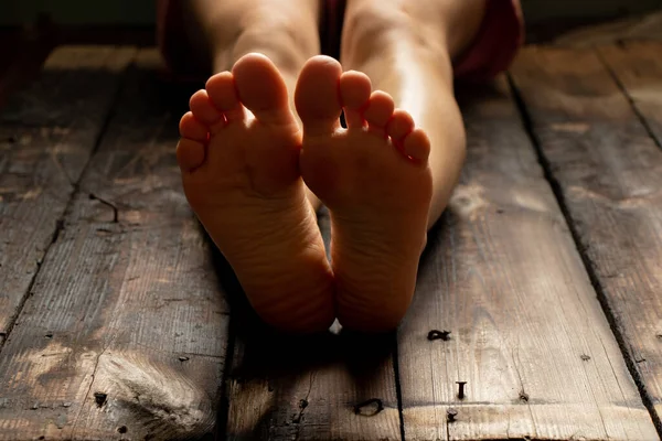 Pieds Nus Féminins Sur Vieux Plancher Bois Maison Pieds Sur — Photo