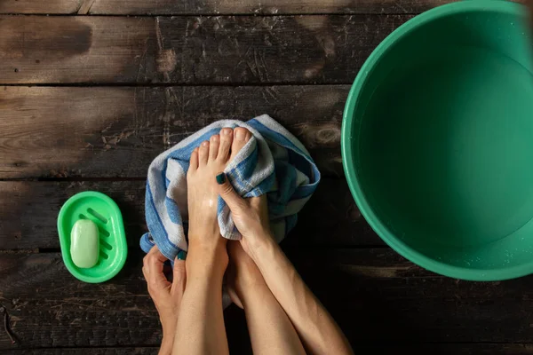 Fille Lave Les Pieds Dans Bol Vert Sur Sol Bois — Photo