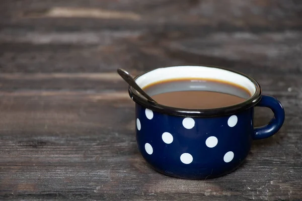 Tazza Blu Con Piselli Bianchi Vecchio Tavolo Legno Una Tazza — Foto Stock