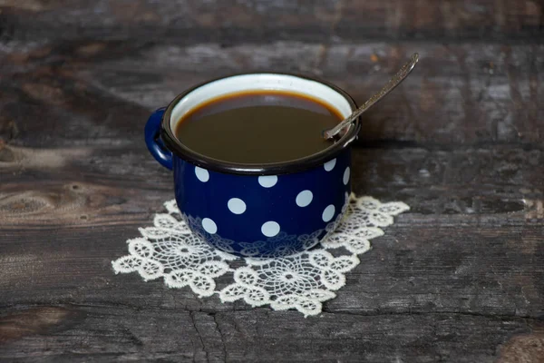 Taza Azul Con Guisantes Blancos Una Mesa Madera Vieja Una —  Fotos de Stock